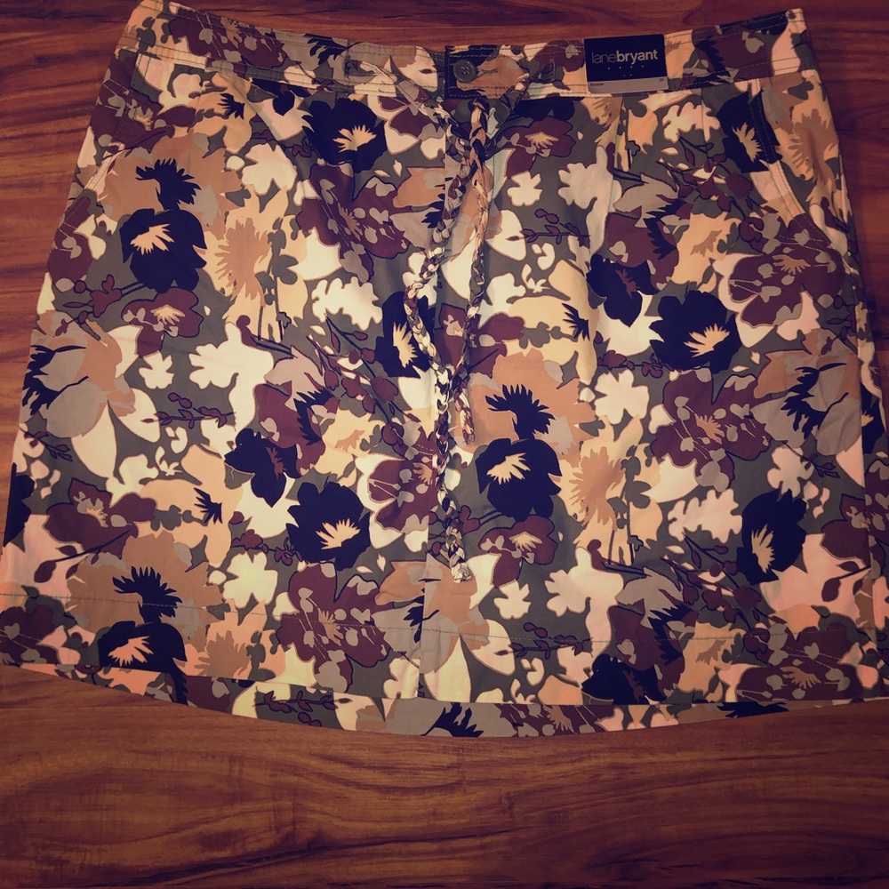 🌻 Lane Bryant flowered, camo colors skirt